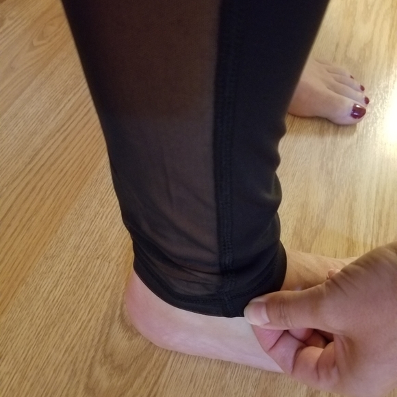 Lululemon High Rise Black Legging - Size 8 - Picture 2 of 4